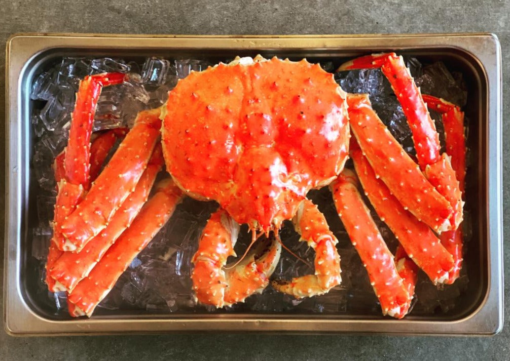 Crabe royal rouge d'Alaska entier, cuit ou vivant